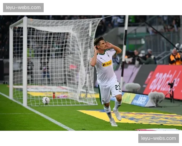 报道：门兴格拉德巴赫对阵美因茨，场边虚拟广告牌为两家不同区域转播商展示不同内容